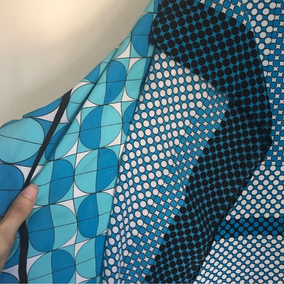 Michael Kors Light-weight Geometric Flowy blouse - Picture 3 of 10